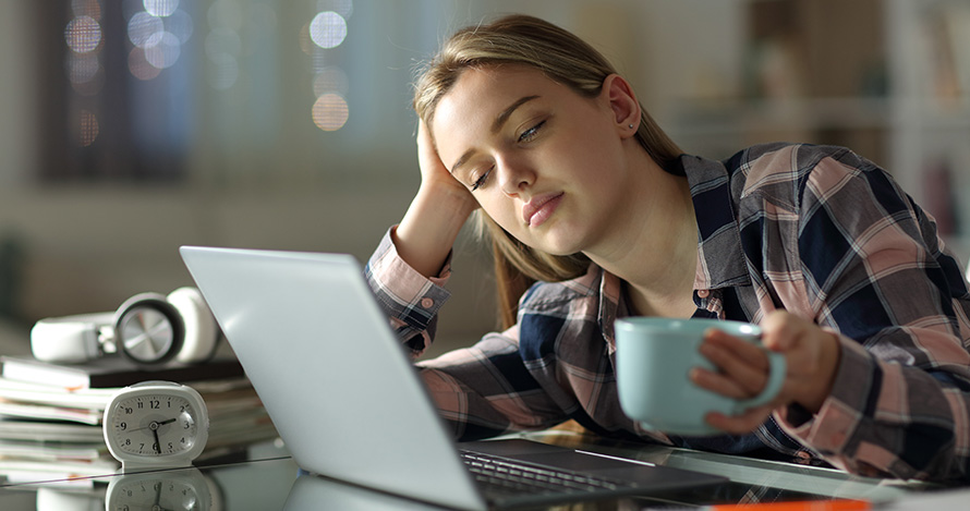 Café, bebidas energéticas, papitas fritas picantes y otras cosas que tu adolescente debe evitar