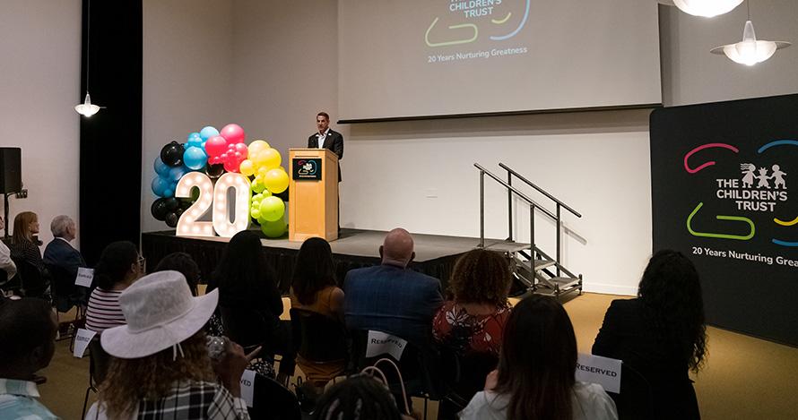 Líderes comunitarios celebran el 20º aniversario de The Children’s Trust