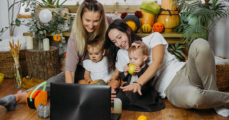 A family celebrates Thanksgiving by virtually visiting relatives. 